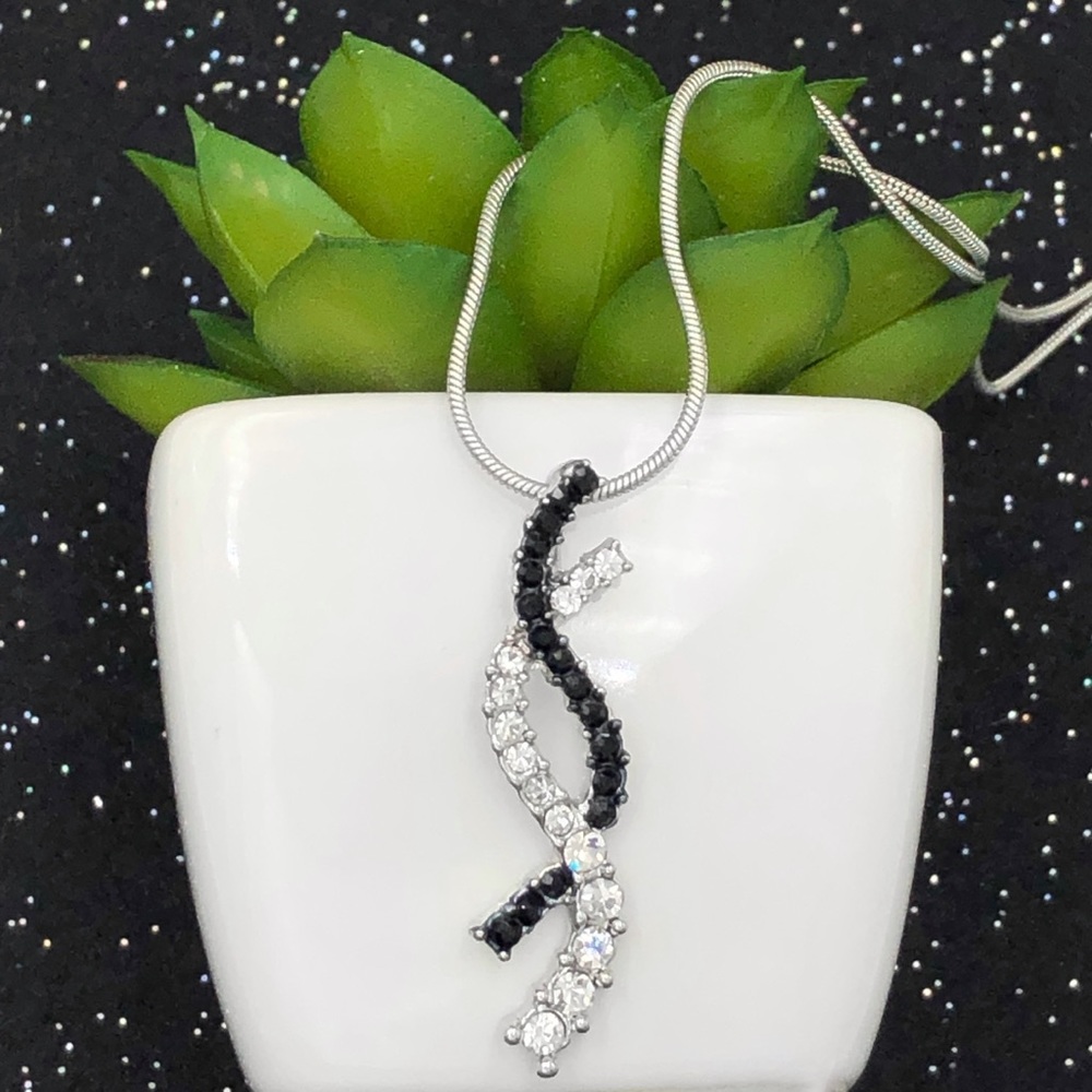 🌼 Intertwined Rhinestone Lines Dainty Silver Necklace
